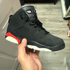 AIR JORDAN 6 RETRO BLACK INFRARED PREOWNED (PS) SIZE 3Y. NO BOX GREAT CONDITION!
